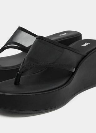 Босоніжки ( вʼєтнамки ) на танкетці zara
