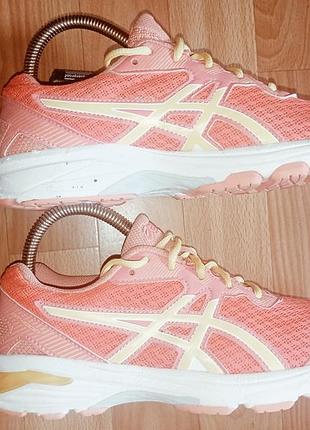 Кроссовки asics 1968-1000 5 в кораллово-розовом цвете с белыми и желтыми элементами размер 36-37 длина потолков 23.5 по факту