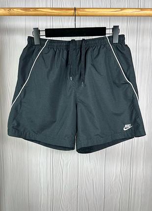 Nike sportswear красиві та зручні шорти для спорту та повсякденного носіння розмір м