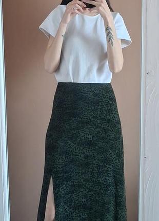 Жіноча міді спідниця з анімалістичним принтом з розрізом new look