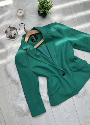 Стильний піджак в насиченому зеленому кольорі ✅ by mariiahuts.clothes