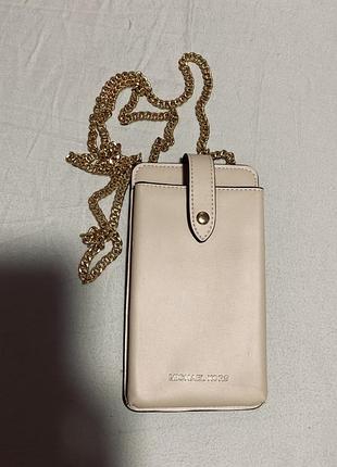 Жіноча сумка-чохол для телефону michael kors у нюдовому кольорі з ланцюжком золотистого відтінку.(оригінал)