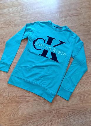 Бирюзовый лонгслив calvin klein с большим черным логотипом-монограммой, р.122, 128, 134