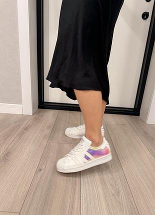 Белые кроссовки adidas с голографическими вставками | размер 36
