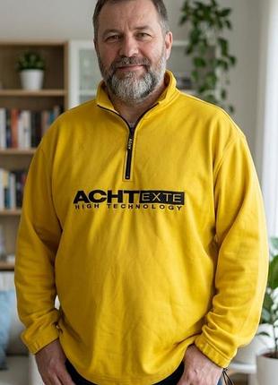 Мужской спортивный ярко-желтый свитшот на молнии от achtexte на груди отличается удобным высоким воротником и регулируемой резинкой снизу