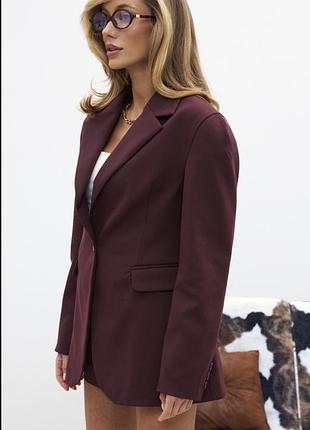Красивий та стильний актуальний бордовий піджак жакет від бренду vero moda