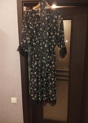 Нежное женское платье с кружевом