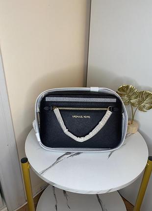 Жіноча сумка крос-боді чорного кольору із золотою фурнітурою michael kors