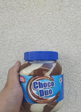 Шоколадна паста mister choc choco duo 750 г двоколірна шоколадно-молочна паста з лісовим горіхом