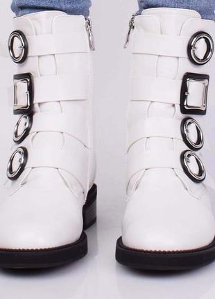 Стильные белые зимние сапоги ботинки низкий ход с ремешком2 фото