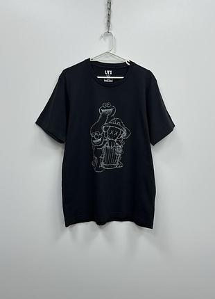 Шикарна футболка uniqlo x kaws x sesame street elmo graphic t-shirt black