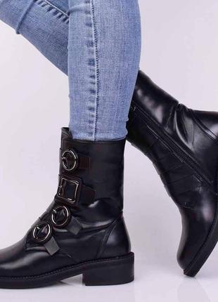 Стильные черные зимние сапоги ботинки короткие низкий ход с ремешками2 фото