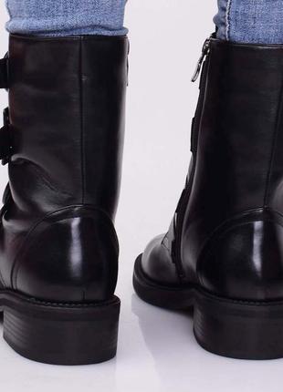 Стильные черные зимние сапоги ботинки короткие низкий ход с ремешками3 фото