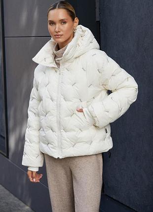 Молочная куртка с декоративной вышивкой l-xl