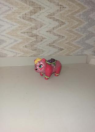 Рожева фігурка hatchimals pandor з колекції pixies riders.