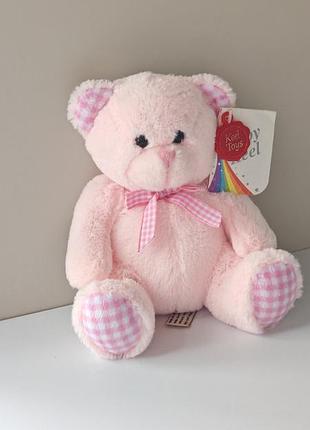 Мягкая игрушка розовый медвежонок от бренда keel toys.игрушка имеет клетчатый бантик и вставки такого же цвета на ушах и лапах