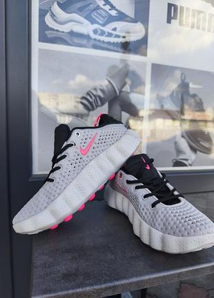 Nike mind 002
особливості: верх виготовлено з цільного перфорованого матеріалу, а підошва має точкову текстуру.