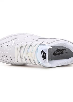 Nike dunk low triple white
