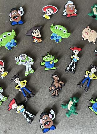 Toy story crocs джибітси для крокс історія іграшок нові