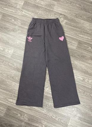 Жіночі спортивні штани adidas women's bubble heart wide leg pants в гарному стані, оригінал s