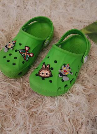 Зелені дитячі сабо в стилі crocs