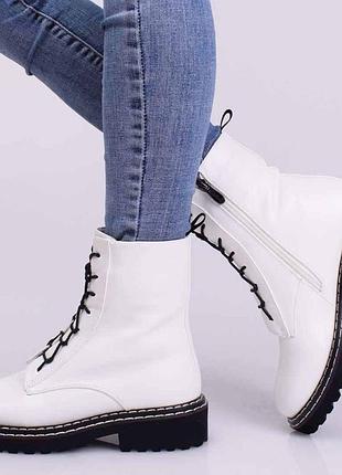 Стильные белые зимние ботинки низкий ход короткие