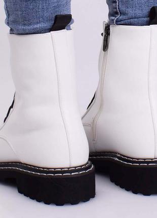 Стильные белые зимние ботинки низкий ход короткие3 фото