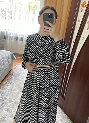 Сукня міді