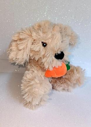 Мягкая игрушка tesco mini curtis the cavapoo, изображающая щенок с морковью