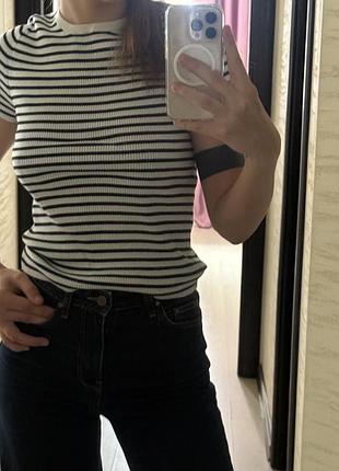 Базова трикотажна футболка в смужку від zara