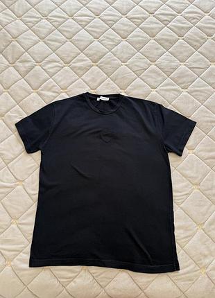Чорна базова футболка з сердечком oversize