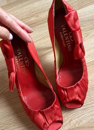 Туфлі на шпильці з відкритим носком від valentino, з червоним атласним бантиком у плісировці, розмір eu36