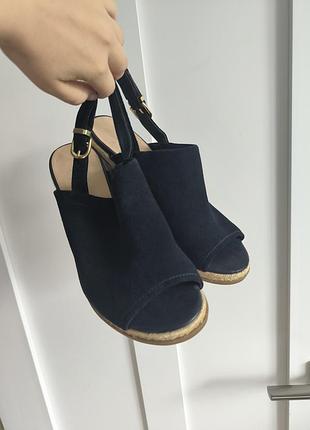Босоножки zara clarks новые замшевые босоножки тёмно-синие footglove стелька 26 см размер 40 танкетка босоніжки натуральна замша фірмові 40 розмір