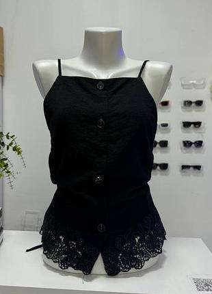 Чорний топ на бретелях із мереживним низом від бренду zara