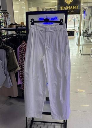 Білі жіночі штани з защипами від бренду zara