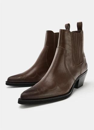 Щкіряні ковбойські черевики з вишивкою zara
