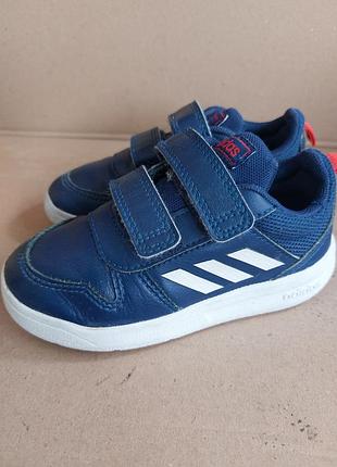 Кроссовки adidas. кожаные. размер 24. стелька 15см