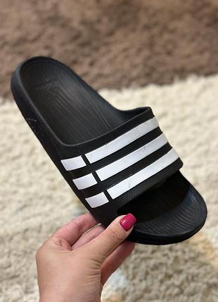 Оригінальні шльопанці adidas 39 розмір (25 см устілка) широка нога б/в