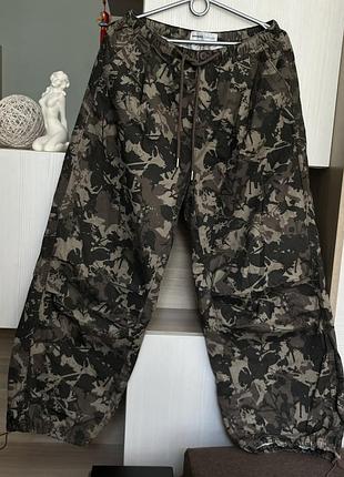 Жіночі широкі штани котон парашути джогери в стилі мілітарі bershka m / круті широкі камуфляжні котонові штани  bershka xs/m