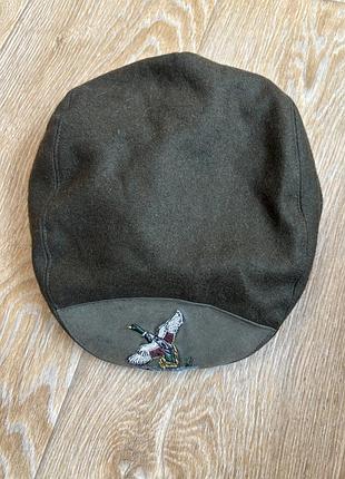 Зелена мисливська кепка (flat cap) виготовлена з вовняного матеріалу та має вишитий логотип качки