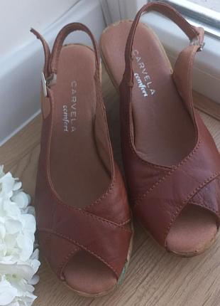 Carvela comfort кожаные коричневые босоножки на танкетке 36 размер стелька-23