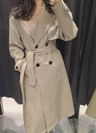 Плащь с классическим воротником не промокает от zara.