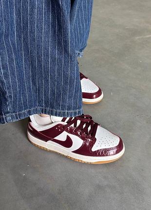 Стильные женские кроссовки nike dunk low burgundy croc