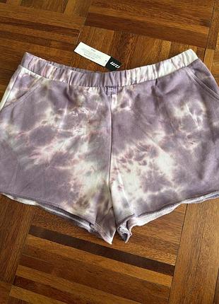 Нові бавовняні жіночі трикотажні шорти etam з ефектом тай-дай (tie-dye) у бузково-білих відтінках l 40 франція 🇫🇷