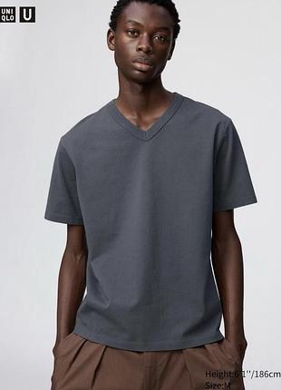 Футболка uniqlo u темно-сiра v-neck t-shirt