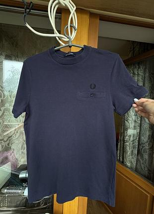 Темно синя футболка fred perry