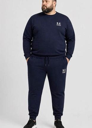 Чоловічі демісезонні спортивні штани under armour у стильному темно-синьому кольорі.