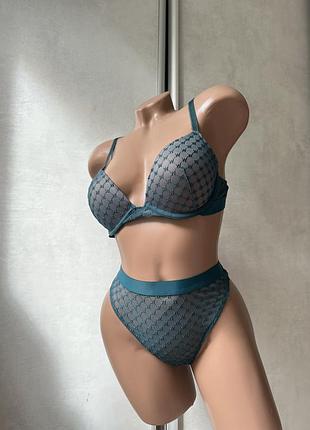 Ефектний смарагдовий бюстгальтер та трусики від бренду wolford