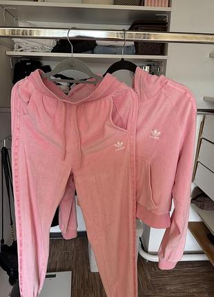 Оригінальний костюм adidas в дуже хорошому стані