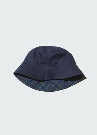 Панама uniqlo темно-синя uv protection reversible bucket hat